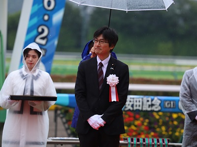 表彰式に臨まれる舞立農林水産大臣政務官