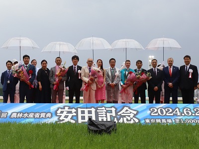 優勝馬の関係者と舞立農林水産大臣政務官（左から6人目）