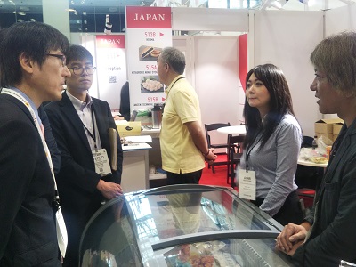 米国最大級の食品見本市Summer Fancy Food Show 2024（於：ニューヨーク）において米国への輸出に取り組む事業者と意見交換をする舞立農林水産大臣政務官