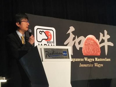 シカゴで開催された現地レストラン・小売店向け和牛セミナーにおいて日本産牛肉のPRをする舞立農林水産大臣政務官