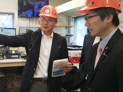 イリノイ州における穀物の集出荷施設について説明を受ける舞立農林水産大臣政務官