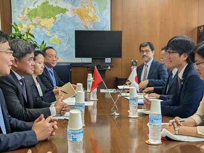 ナム・ベトナム農業農村開発副大臣との会談する舞立農林水産大臣政務官