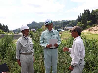 鮭川村で曲川の氾濫による土砂流入等農地被害を調査する高橋農林水産大臣政務官