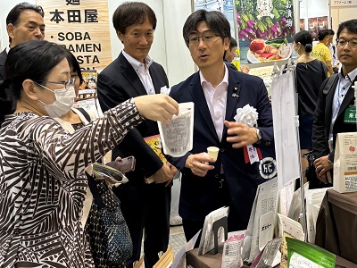 会場視察を行う舞立農林水産大臣政務官