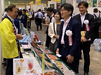 会場視察を行う舞立農林水産大臣政務官