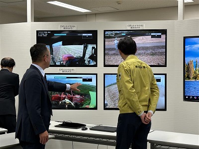 岩見沢市新産業支援センターにてロボットトラクタの遠隔監視制御の取組の説明を受ける高橋農林水産大臣政務官