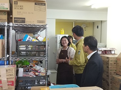 北海道フードバンクネットワーク事務局の活動について説明を受ける高橋農林水産大臣政務官