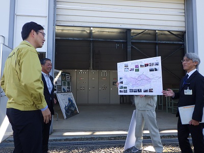 揚水機場前で国営かんがい排水事業「神竜二期地区」の事業概要説明を受ける高橋農林水産大臣政務官