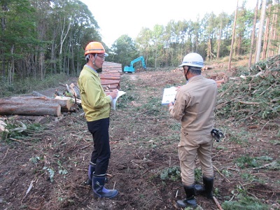 北空知森林組合の林業現場で伐採事業の説明を受ける高橋農林水産大臣政務官