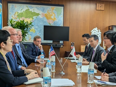 モラン米国連邦上院議員及びホーベン米国連邦上院議員と会談する舞立農林水産大臣政務官