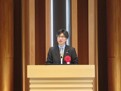 挨拶を行う舞立農林水産大臣政務官