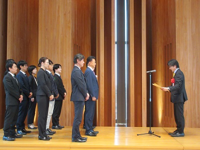 内閣総理大臣賞及び農林水産大臣賞の授与を行う舞立農林水産大臣政務官