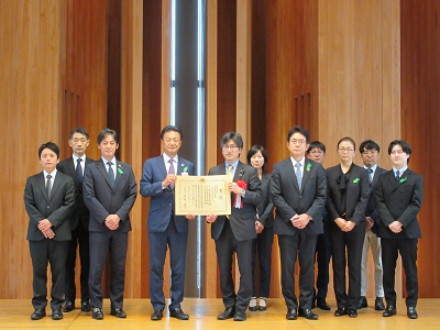 受賞者と舞立農林水産大臣政務官（前列中央）