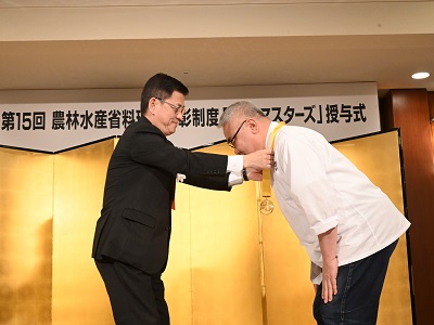 受賞者にメダルの授与を行う庄子農林水産大臣政務官