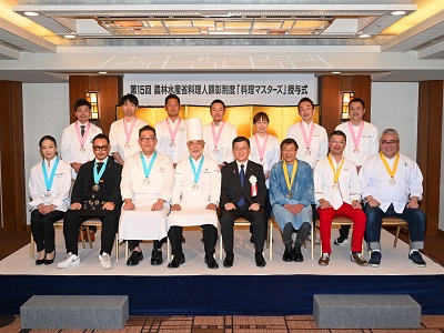 受賞者と庄子農林水産大臣政務官（前列右から4人目）