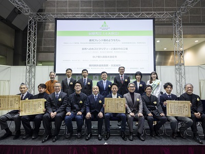 受賞者と庄子農林水産大臣政務官（後列中央）