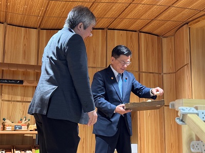 会場の視察を行う庄子農林水産大臣政務官