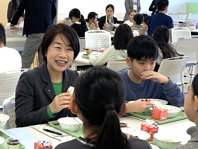 児童と一緒に、有機農産物を使用した給食を喫食する山本農林水産大臣政務官