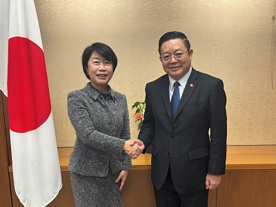 カオ・キムホンASEAN事務総長と握手する山本農林水産大臣政務官