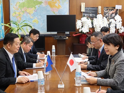 カオ・キムホンASEAN事務総長と会談する山本農林水産大臣政務官