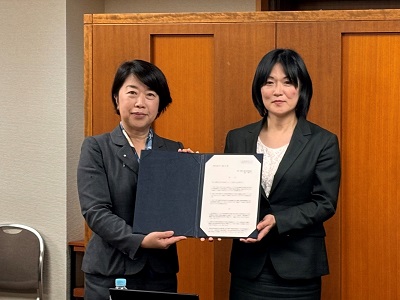 小針食料・農業・農村政策審議会畜産部会長から答申を受領する山本農林水産大臣政務官（左）