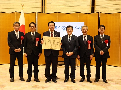 農林水産大臣賞受賞者5名（筑後川下流域農業開発事業促進協議会）と庄子農林水産大臣政務官