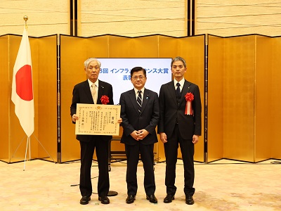 農林水産大臣賞受賞者2名（香川用水土地改良区）と庄司農林水産大臣政務官