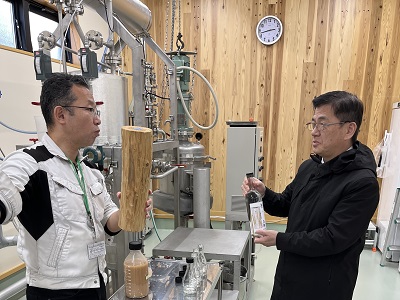 木の酒製造実証施設を視察する庄子農林水産大臣政務官