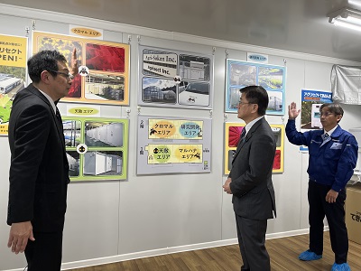 天敵昆虫メーカーの説明を受ける庄子農林水産大臣政務官