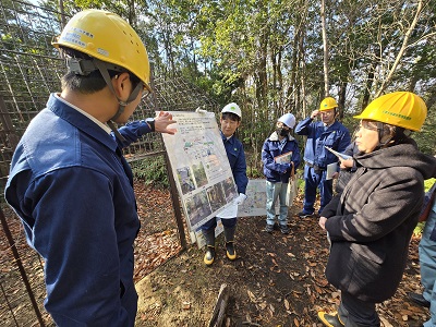 京都市と京都大阪森林管理事務所が連携した鳥獣捕獲の取組について説明を受ける山本農林水産大臣政務官