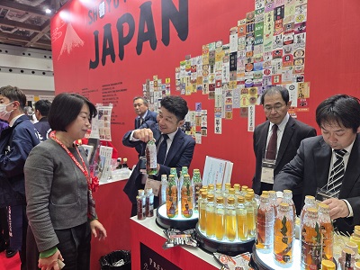 三重県の醬油製造企業のブースを視察する山本農林水産大臣政務官