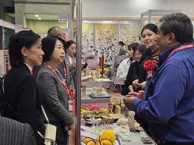 ボリビアのブースを視察する山本農林水産大臣政務官