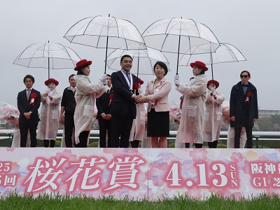 優勝馬の馬主と握手する山本農林水産大臣政務官