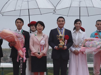 優勝馬の馬主と山本農林水産大臣政務官