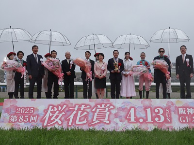 優勝馬の関係者と山本農林水産大臣政務官（右から6人目）