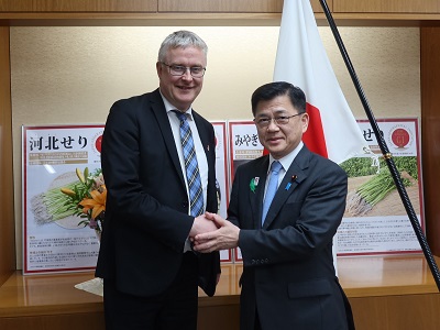 ヤコブ・イェンセン・デンマーク王国食料・農業・水産大臣と握手する庄子農林水産大臣政務官