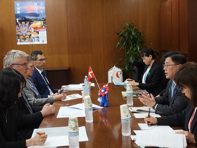 ヤコブ・イェンセン・デンマーク王国食料・農業・水産大臣と会談する庄子農林水産大臣政務官