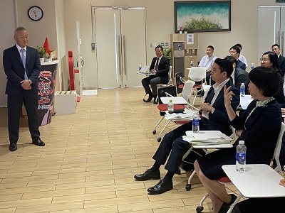 現地に進出している日系企業と意見交換を行う山本農林水産大臣政務官（右端）