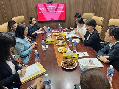 日本産農林水産物・食品を取り扱う現地事業者と意見交換を行う山本農林水産大臣政務官（右から2人目）