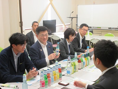 吉田町でラムネ等の輸出関係者と米国関税措置等について意見交換を行う庄子農林水産大臣政務官（テーブル左から2人目）