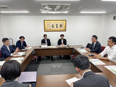 掛川市で茶の輸出関係者と米国関税措置等について意見交換を行う庄子農林水産大臣政務官（左から1人目）