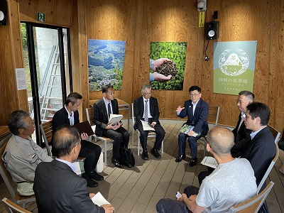 掛川市で農泊関係者と車座で意見交換を行う庄子農林水産大臣政務官（右から4人目）
