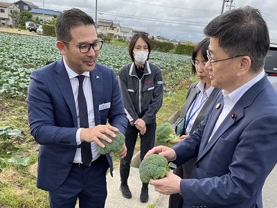 浜松市でスマート農業等に取り組むブロッコリー生産者のほ場を視察する庄子農林水産大臣政務官