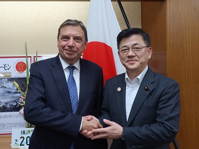 ルイス・プラナス スペイン王国農業・漁業・食料省大臣と握手する庄子農林水産大臣政務官