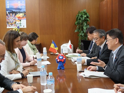 ルドゥミラ・カトラブガ モルドバ共和国農業・食料産業大臣と会談する庄子農林水産大臣政務官