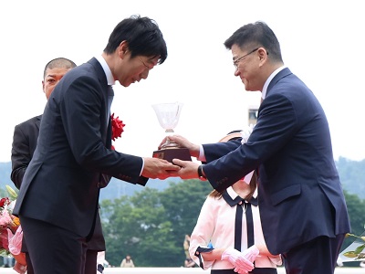 優勝馬の馬主に農林水産大臣賞を授与する庄子農林水産大臣政務官