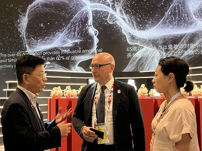 大阪・関西万博でイタリア共和国陳列区域代表のマリオ・ヴァッターニ氏と意見交換をする庄子農林水産大臣政務官