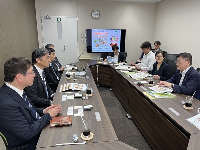 大阪府茨木市で青果物の加工・流通事業者と意見交換をする庄子農林水産大臣政務官（右から1人目）