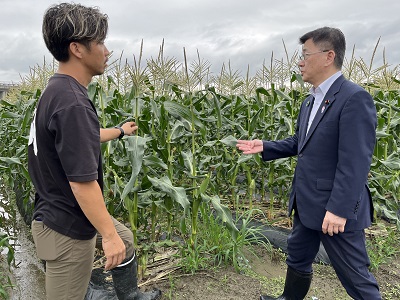 京都府久御山町で農作物のブランド化による高収益農業と担い手育成に取り組む生産者のほ場を視察する庄子農林水産大臣政務官