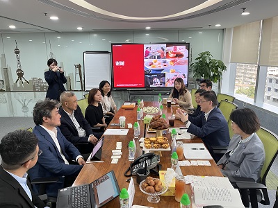 広州で現地食品事業者と意見交換を行う庄子農林水産大臣政務官（右から2人目）